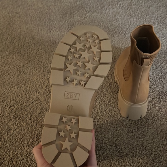 Tan chunky Chelsea booties - Picture 4 of 4